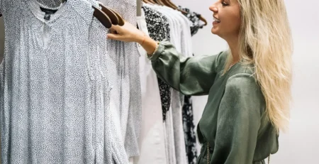 Használtruha vásárlás plázában